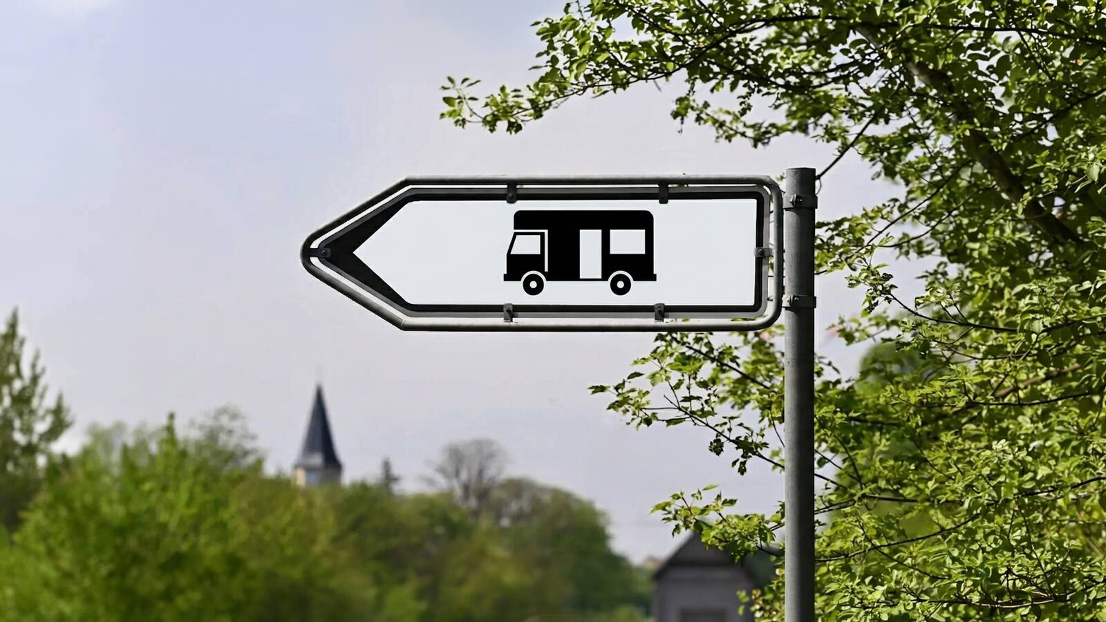 International existiert dieses System in vielen europäischen Ländern schon lange: ein offizieller Wegweiser, der Wohnmobilisten gezielt zu Stellplätzen führt. Foto: KI