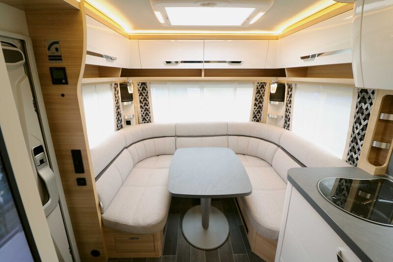Avec ses confortables coussins, la chaleureuse banquette en U crée une ambiance très agréable en combinaison avec le design moderne du mobilier et les éléments d’éclairage.