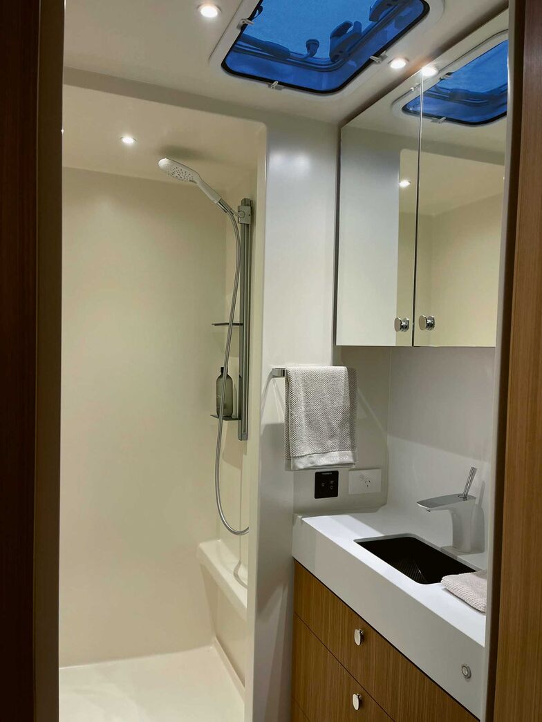 La salle de bain, située au milieu de la caravane Romotow, est dotée d’un lavabo et d’une douche séparée.