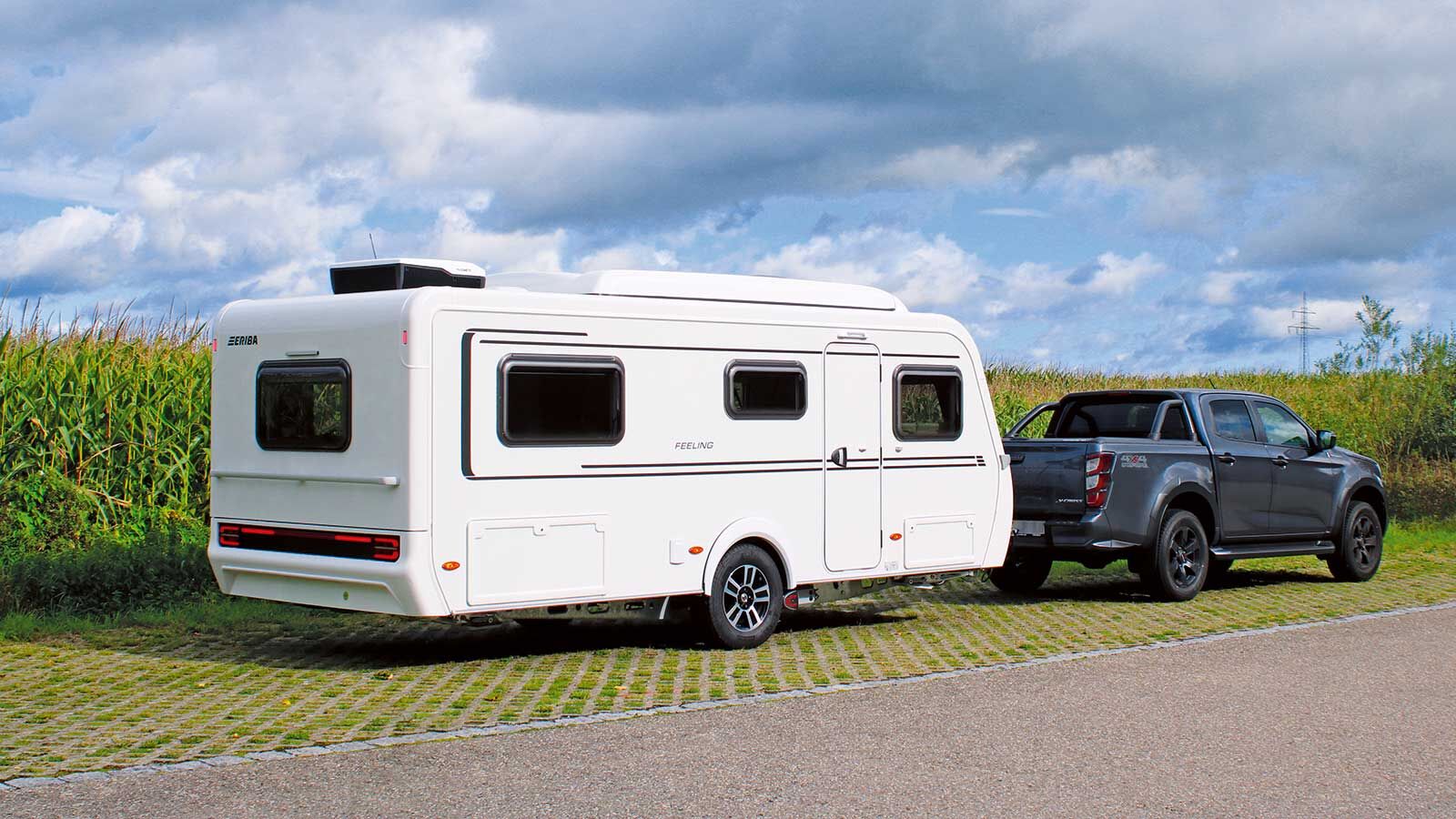 L’esthétique claire et moderne, la structure PUAL éprouvée avec habillage en tôle lisse et les feux arrière LED confèrent à la caravane compacte Eriba Feeling une allure affirmée.