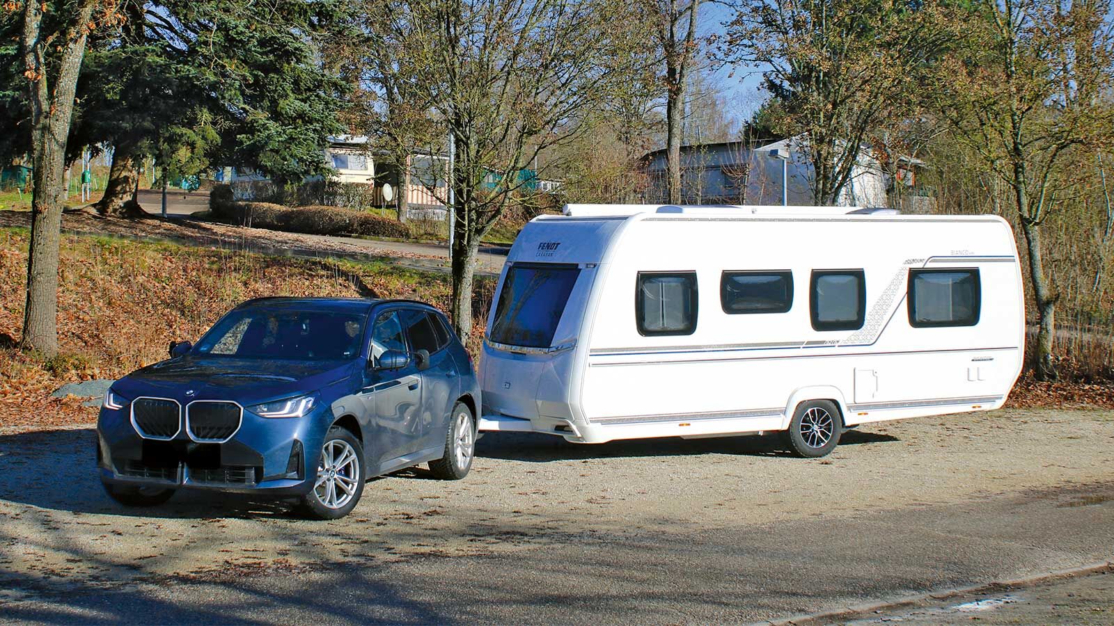 Alle Seiten markieren das typische Fendt-Outfit mit den sportiven Designelementen. Hinter dem BMW X3 xDrive erwies sich der kompakte Bianco Selection 495 SG als tadelloser Nachläufer.