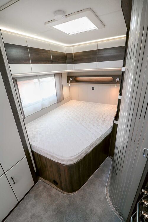 Dans le joli espace nuit, le confortable matelas à ressorts ensachés posé sur un sommier à lattes en bois garantit des nuits reposantes.