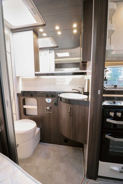 L’espace sanitaires en longueur offre une bonne liberté de mouvement, un équipement complet et une porte coulissante à lamelles bien conçue.
