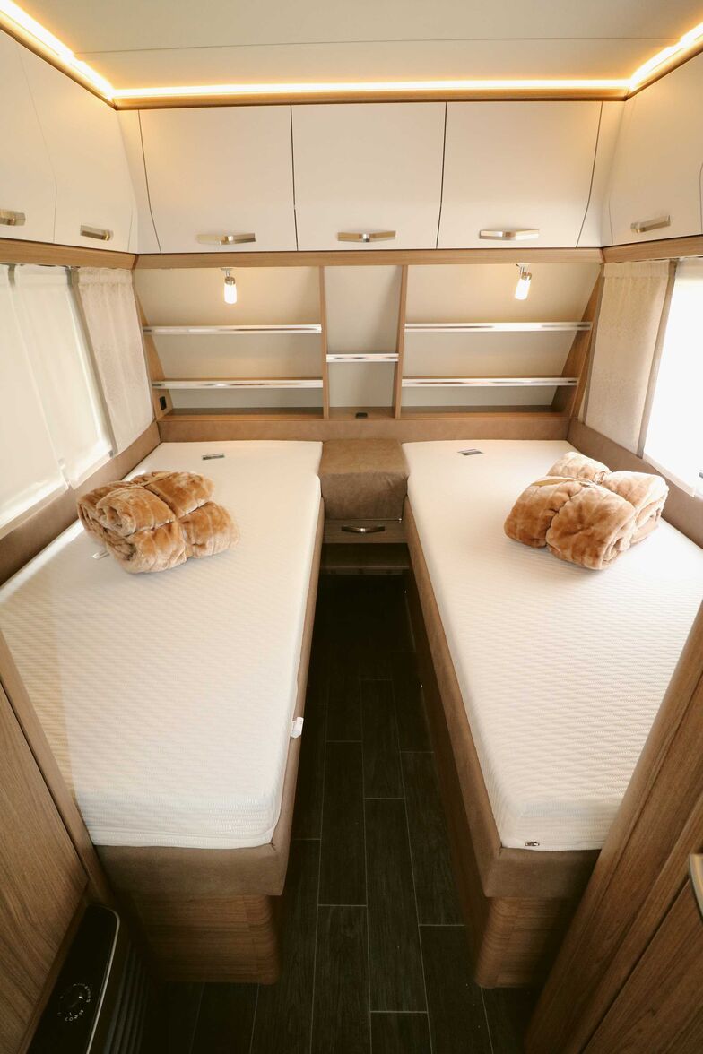 Chambre très bien réalisée pour cette catégorie de véhicule avec de grands lits et des matelas à ressorts ensachés flexibles particulièrement confortables.