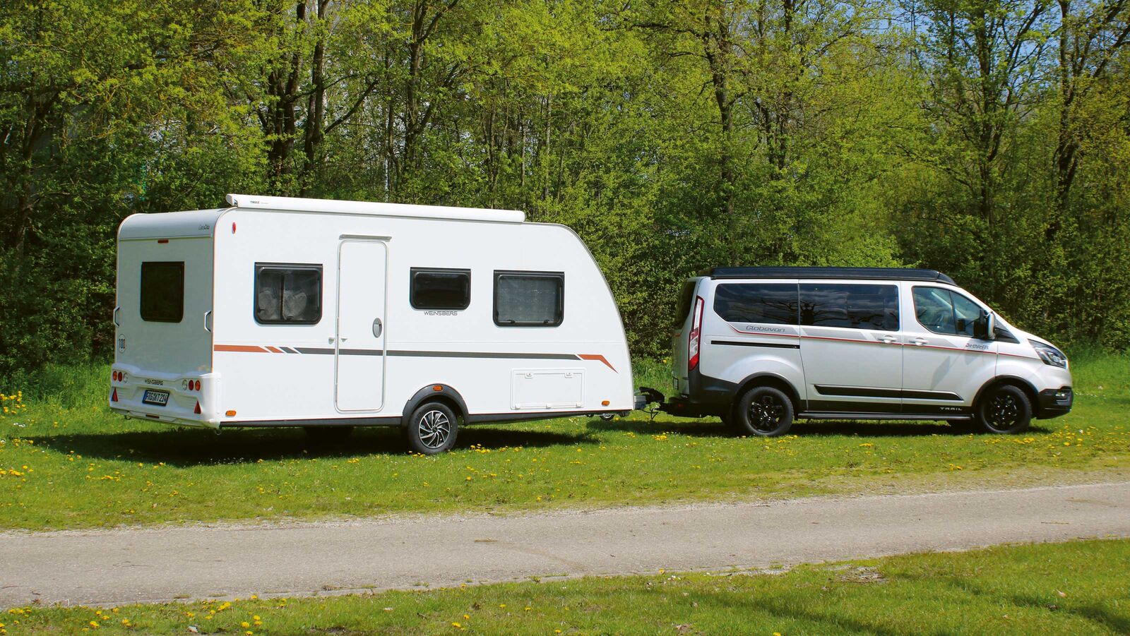 La caravane CaraCito de Weinsberg se distingue par une structure éprouvée en sandwich, un châssis léger propre à la marque et un style extérieur moderne avec passages de roues et jupes anthracites.