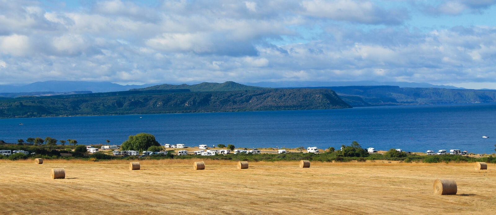 «Freedom camping» signifie que les campeurs «autosuffisants» ont le droit de s’installer librement sur de nombreux emplacements signalés à cet effet, comme ici, au lac Taupo.