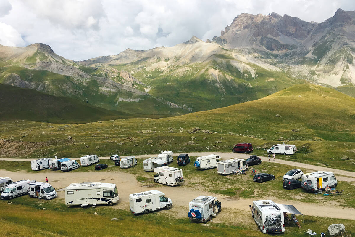 La grande aire en gravier du col du Lautaret invite les camping-caristes à s’y attarder en nombre.