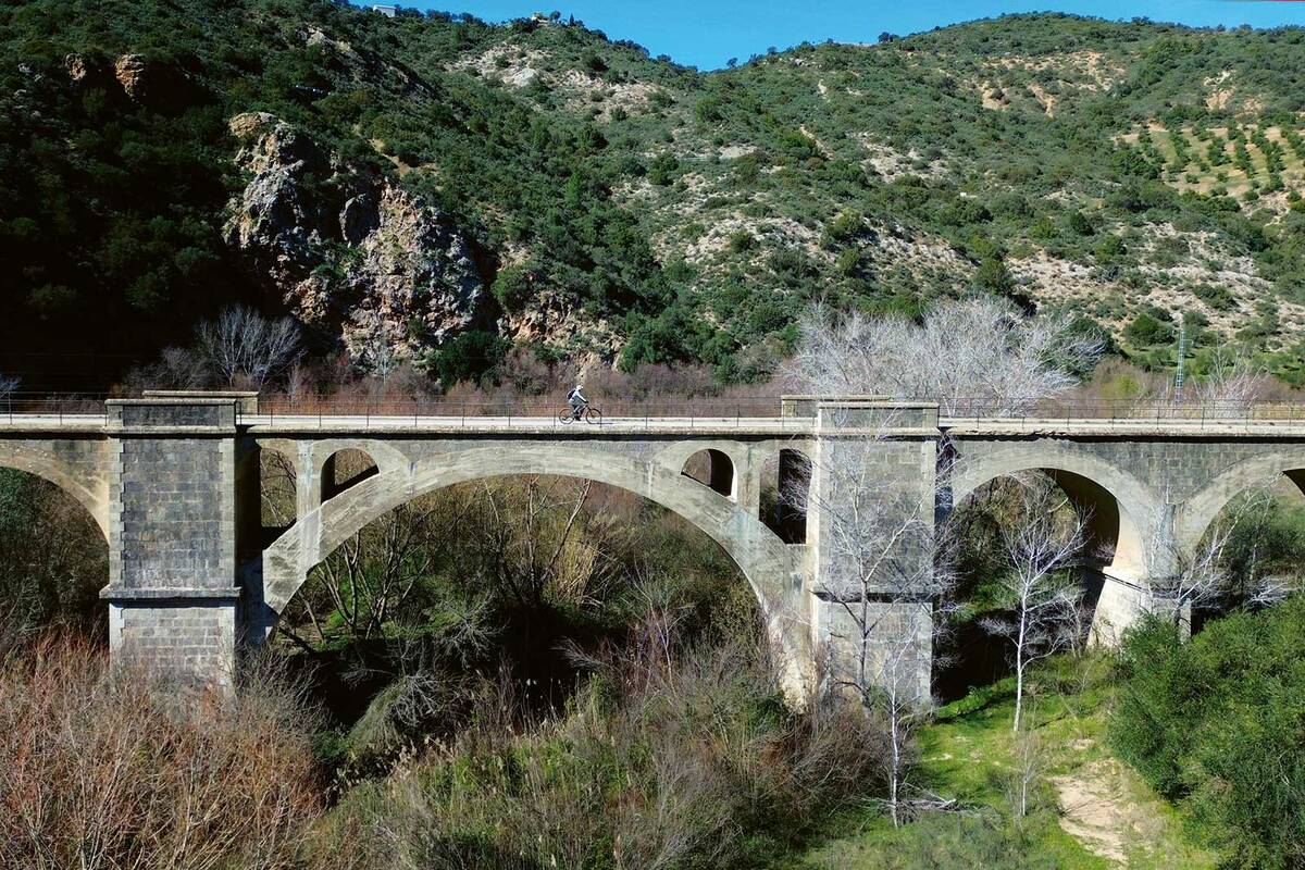 Les voies vertes sont des lignes ferroviaires désaffectées destinées aux piétons et aux cyclistes. Il y en a dans toute l'Espagne. Celles-ci n'ont jamais été mises en service après leur construction dans les années 1930.