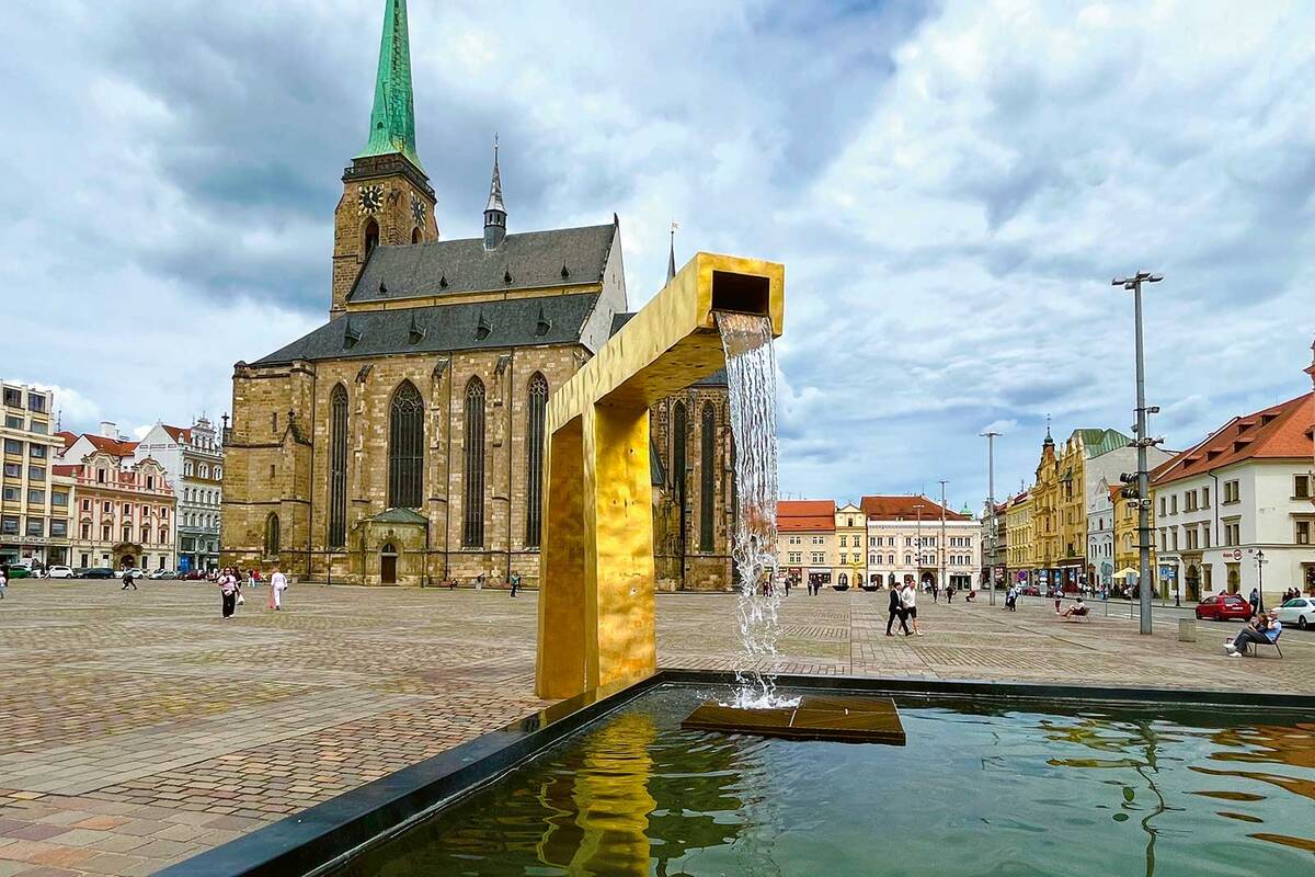 Les trois fontaines dorées modernes de la place Pilsener créent un contraste saisissant avec les bâtiments historiques.