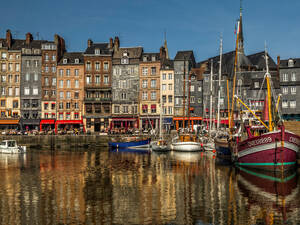 Le port de Honfleur, avec ses maisons à colombages de six étages qui sont une caractéristique de la ville.