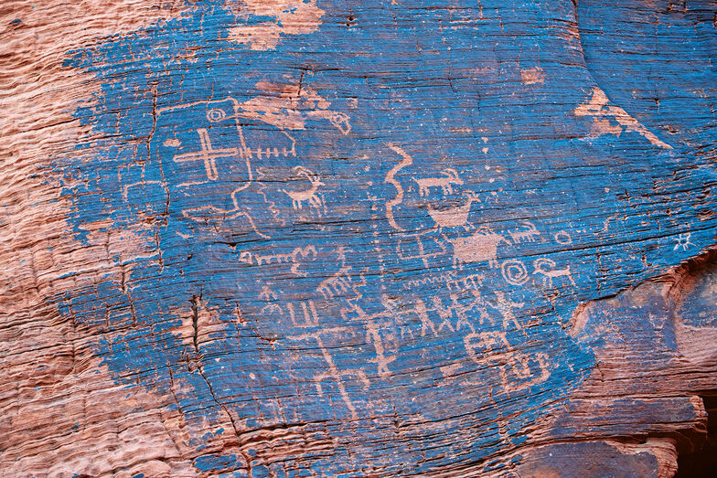 Sur le Rainbow Vista Trail, nous découvrons d'anciens pétroglyphes provenant d'une culture de chasseurs-cueilleurs vieille de 4000 ans.