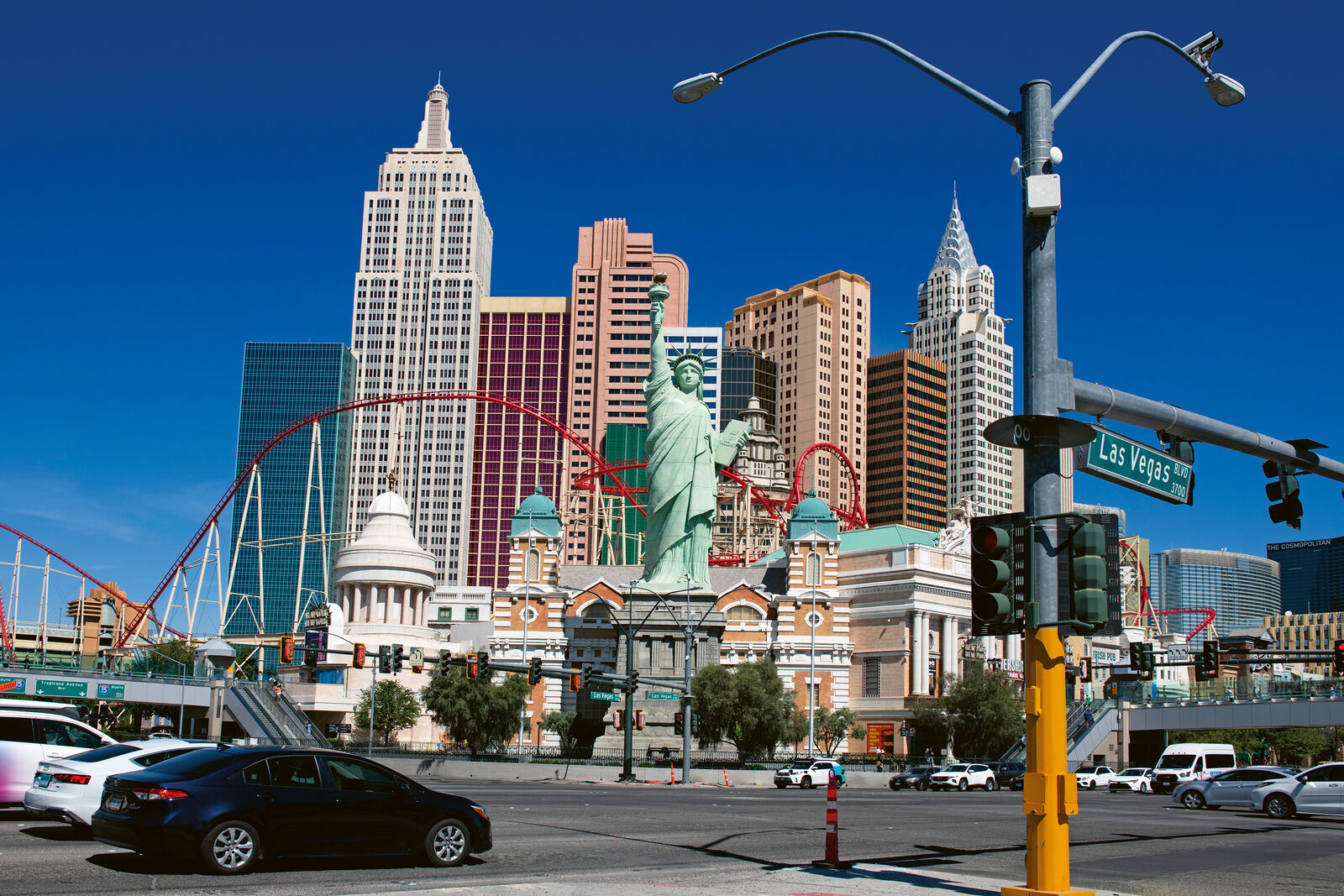 Sur le Las Vegas Boulevard, le « Strip », les hôtels-casinos s’élèvent dans le ciel.