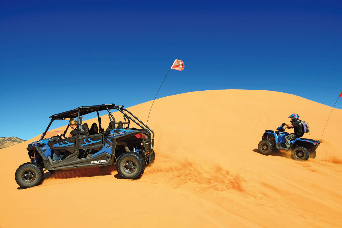 Im Coral Pink Sand Dunes State Park flitzen wir mit Buggies und Quads durch die Wüste.
