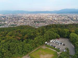 Blick über die Wohnmobile auf dem Stellplatz und Kyoto.