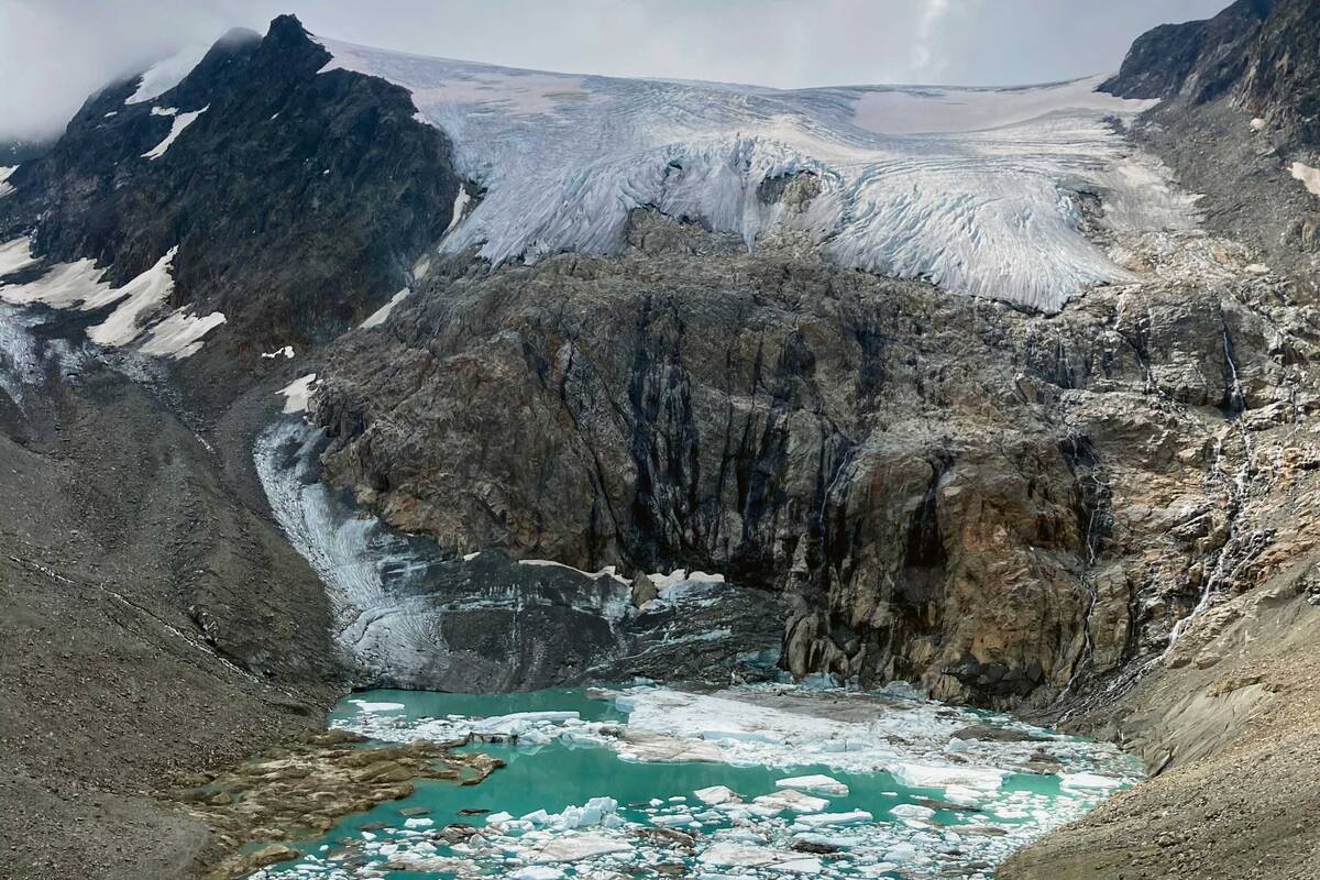 In den Stubaier Alpen findet man noch Gletscherseen mit Eisschollen.