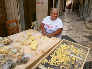 Dans le centre historique de Bari, mères et grands-mères préparent les orecchiette mondialement connues.