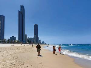 Hochhäuser direkt am Strand.