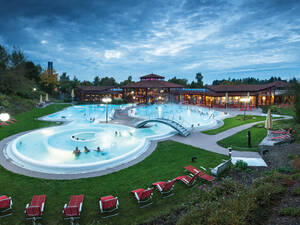 Die Sonnenhof-Therme in Bad Saulgau in der Dämmerung.