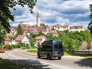 Die Burgenstrasse führt unterhalb von Kirchberg an der Jagst entlang und bietet herrliche Ausblicke auf die Fachwerkfront der Altstadt.