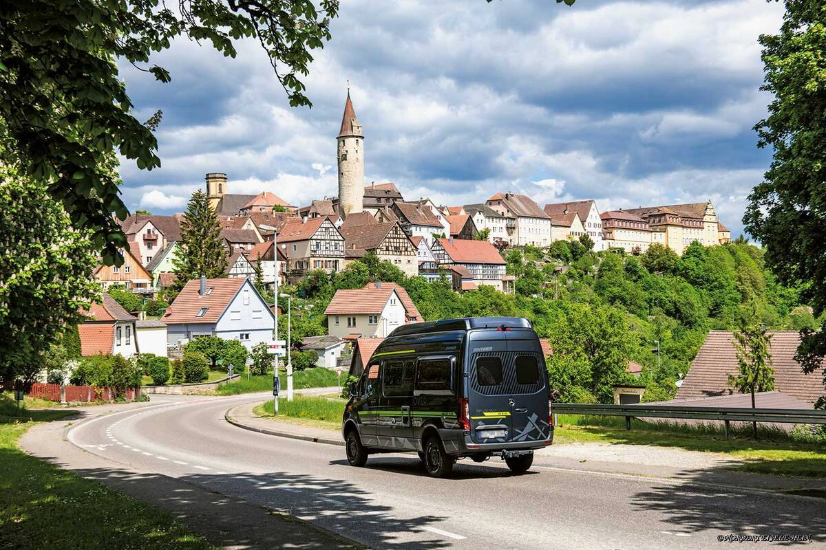 La route des châteaux passe en contrebas de la ville de Kirchberg an der Jagst et offre une vue magnifique sur l’enfilade de maisons à colombages de la vieille ville.