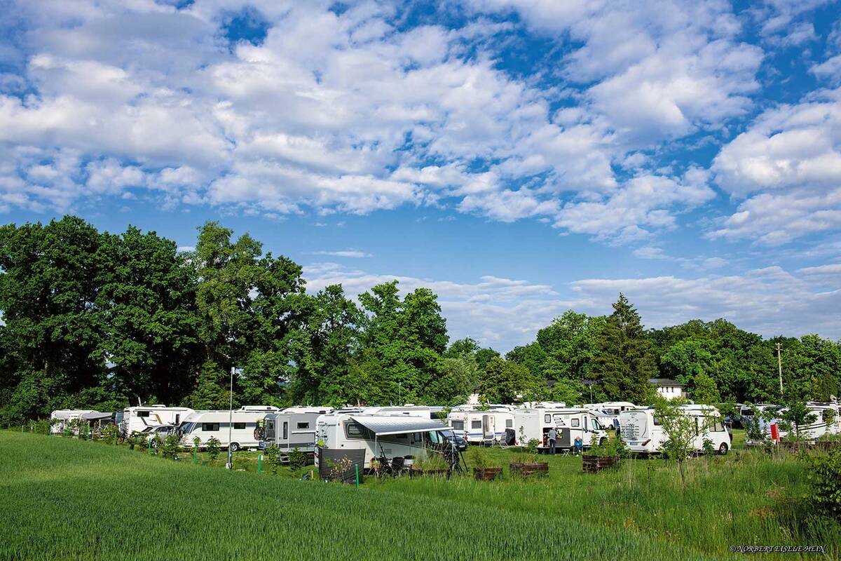Depuis le « Campinginsel Bug » situé directement sur les bords de la Regnitz, on rejoint la vieille ville de Bamberg en 15 minutes à vélo.