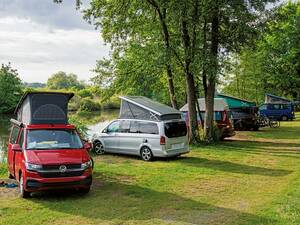 Le « Campinginsel Bug » met même à disposition des emplacements réservés aux fourgons, directement au bord de la rivière Regnitz.