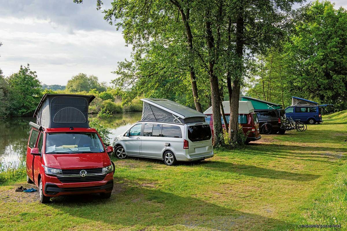Le « Campinginsel Bug » met même à disposition des emplacements réservés aux fourgons, directement au bord de la rivière Regnitz.