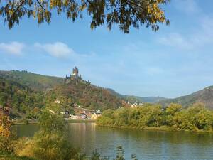 Le Reichsburg Cochem est l'emblème de la ville homonyme et domine de manière spectaculaire la Moselle.
