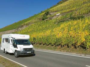 Promenade d'agrément à travers les vignes aux couleurs automnales. La région de la Moselle est une destination prédestinée pour les camping-caristes.
