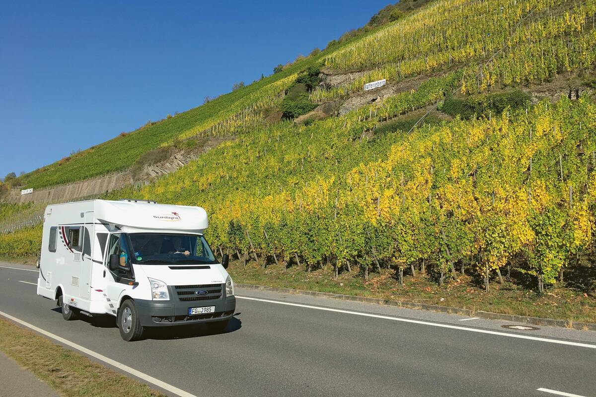Promenade d'agrément à travers les vignes aux couleurs automnales. La région de la Moselle est une destination prédestinée pour les camping-caristes.