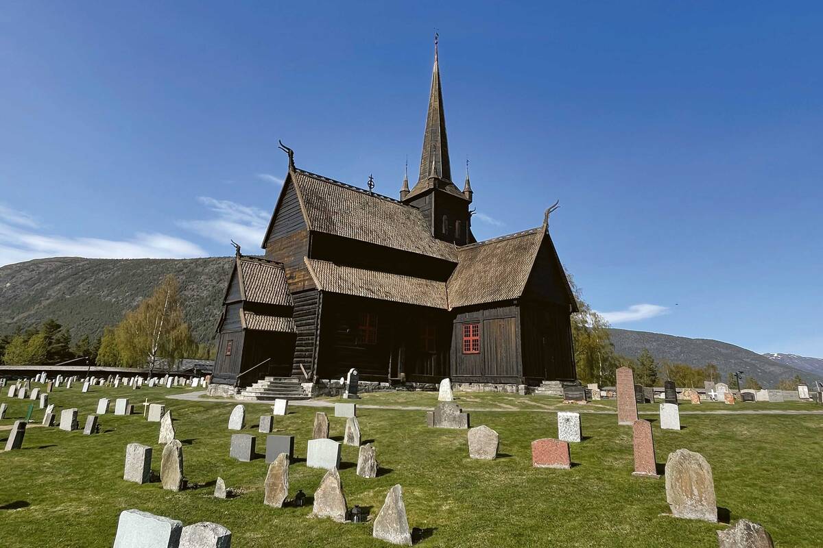 Construite au milieu du XIIe siècle, l’église de Lohn est l’une des plus grandes et des plus anciennes églises en bois de Norvège.