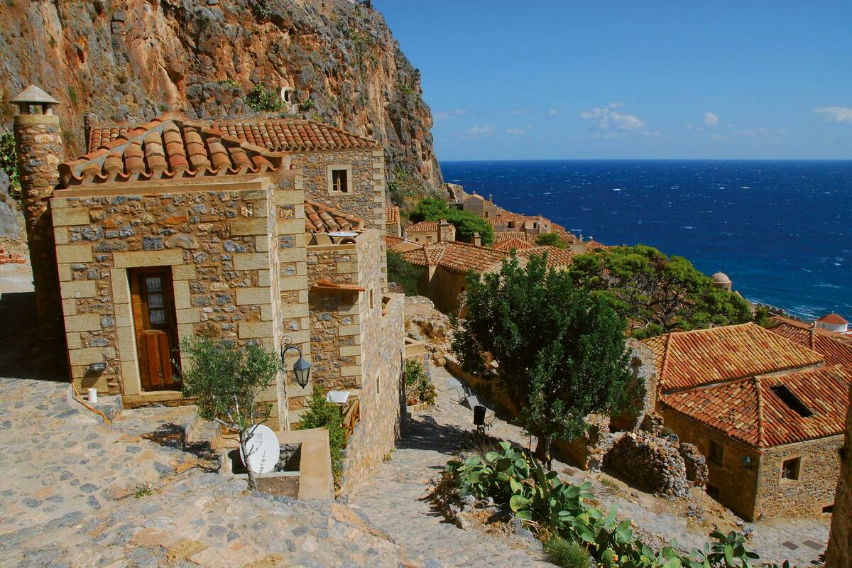 La petite ville de Monemvasia, une importante base militaire et une forteresse à l’époque de l'Empire byzantin, est à juste titre un pôle d'attraction pour les touristes. Située sur un rocher au large de la Laconie, au sud-est du Péloponnèse, elle se prête fort bien à une flânerie dans ses jolies ruelles.