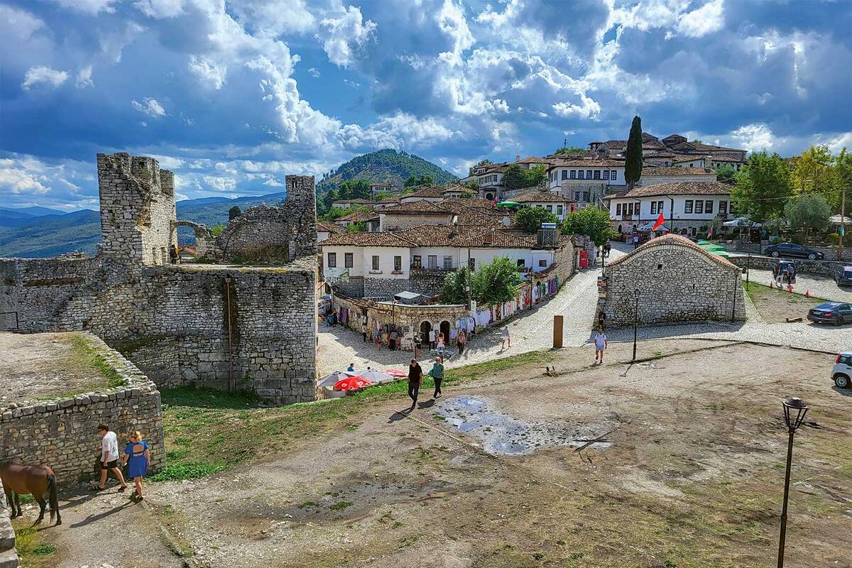 Hoch über der Stadt thront die mächtige Festung von Berat. Sie ist ein Wahrzeichen Albaniens.