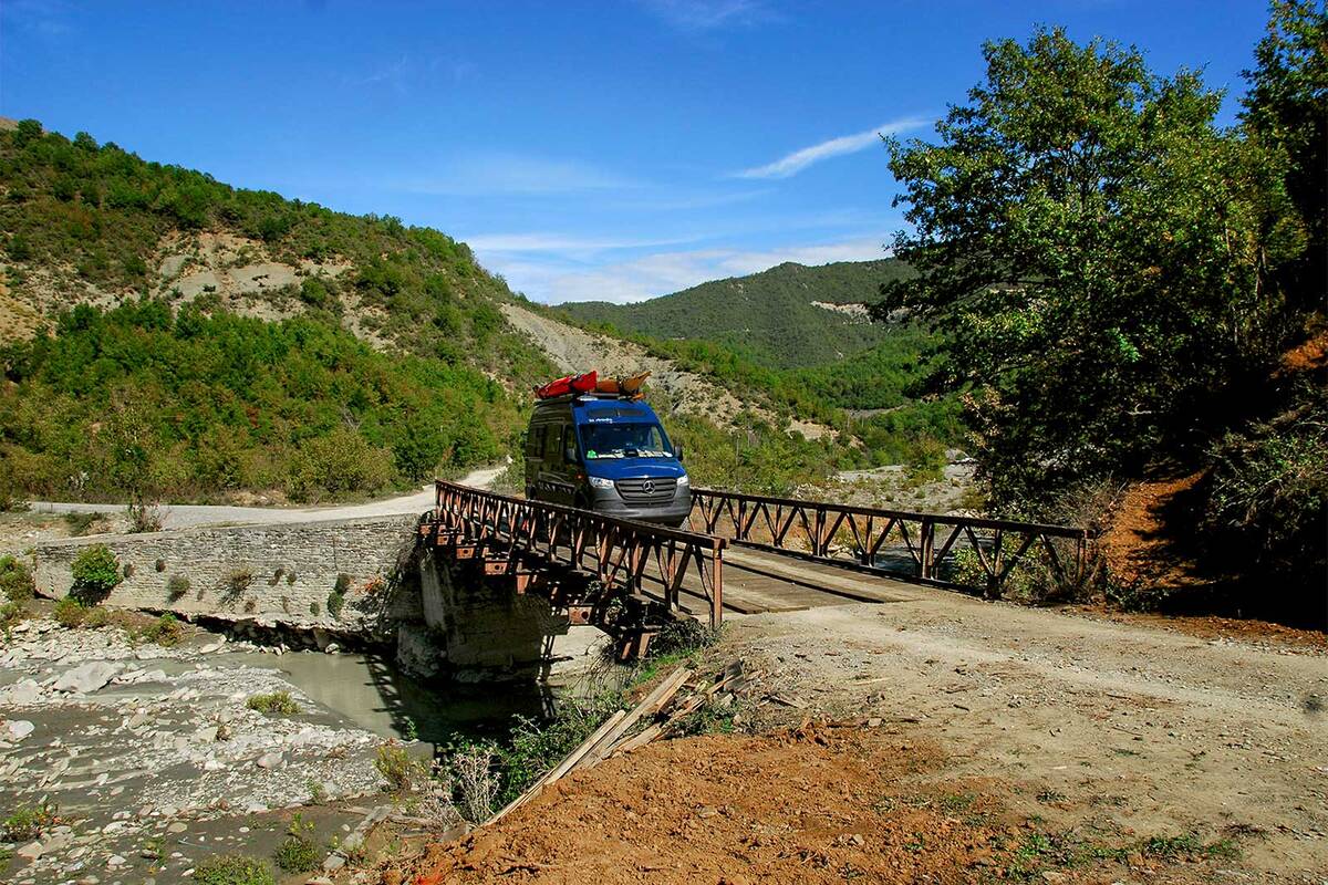 Abenteuerliche Brückenkonstruktionen führen durch die 16 Kilometer lange Osum-Schlucht in Südalbanien.