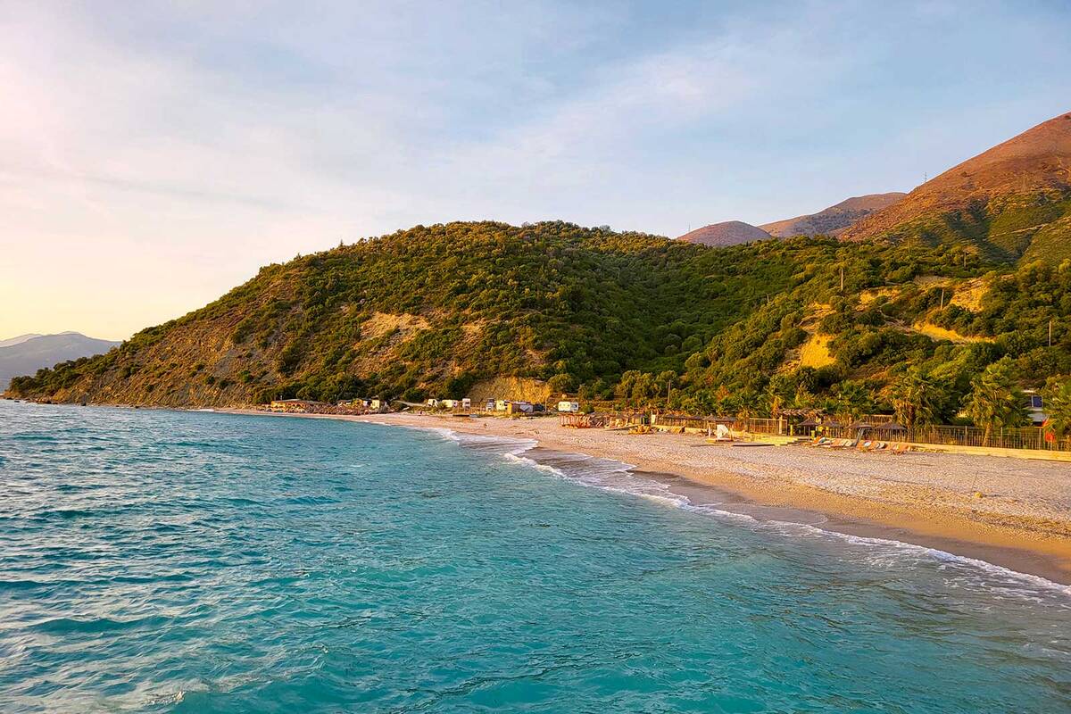 Un paradis pour les amateurs de snorkeling : les eaux cristallines de la côte près de Piqeras invitent à la baignade.