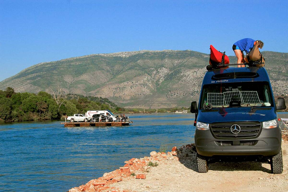 L’aventure avec un grand A : près de Butrint, nous traversons la rivière avec notre véhicule à bord d’un vieux bac en bois.