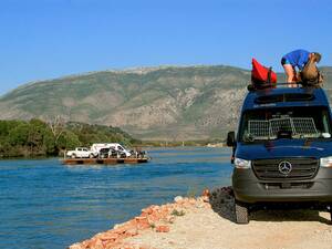 L’aventure avec un grand A : près de Butrint, nous traversons la rivière avec notre véhicule à bord d’un vieux bac en bois.