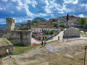 L’imposante forteresse de Berat trône au-dessus de la ville. Elle est l’un des emblèmes de l’Albanie.