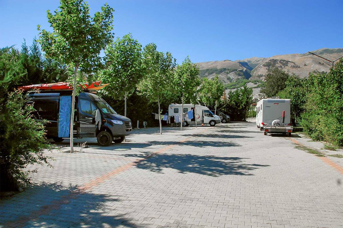 Depuis le camping municipal de Gjirokastër, on rejoint facilement à pied la vieille ville et l’imposant château.