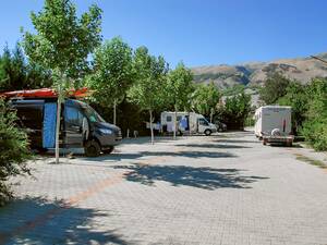 Depuis le camping municipal de Gjirokastër, on rejoint facilement à pied la vieille ville et l’imposant château.