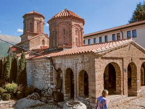 Ce petit monastère, situé dans les collines près de Berat, est niché dans le paysage pittoresque du centre de l’Albanie.