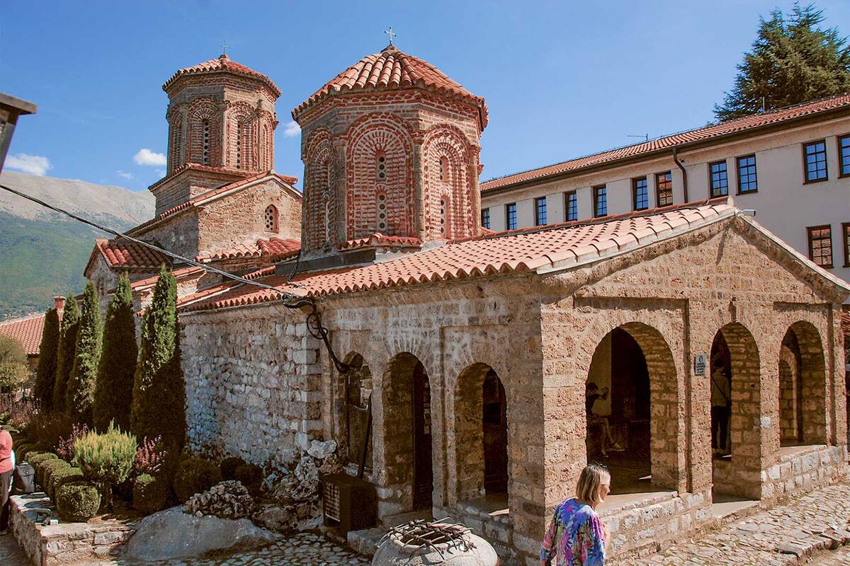 Ce petit monastère, situé dans les collines près de Berat, est niché dans le paysage pittoresque du centre de l’Albanie.