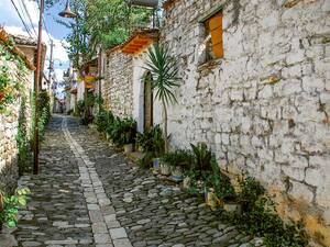 Rues pavées et façades blanches : Berat, classée au patrimoine mondial de l’UNESCO depuis 2008, séduit par son charme ottoman.