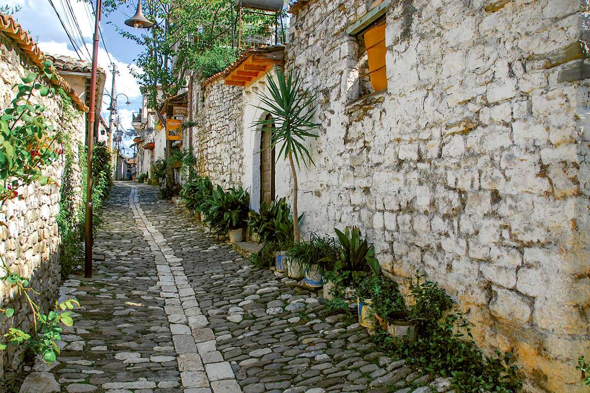 Rues pavées et façades blanches : Berat, classée au patrimoine mondial de l’UNESCO depuis 2008, séduit par son charme ottoman.