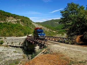 Des ponts à la structure assez périlleuse jalonnent les 16 kilomètres des gorges d’Osum, dans le sud de l’Albanie.