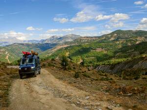 Des pistes de 4×4 poussiéreuses sur les hauts plateaux albanais : l’aventure commence vraiment ici.