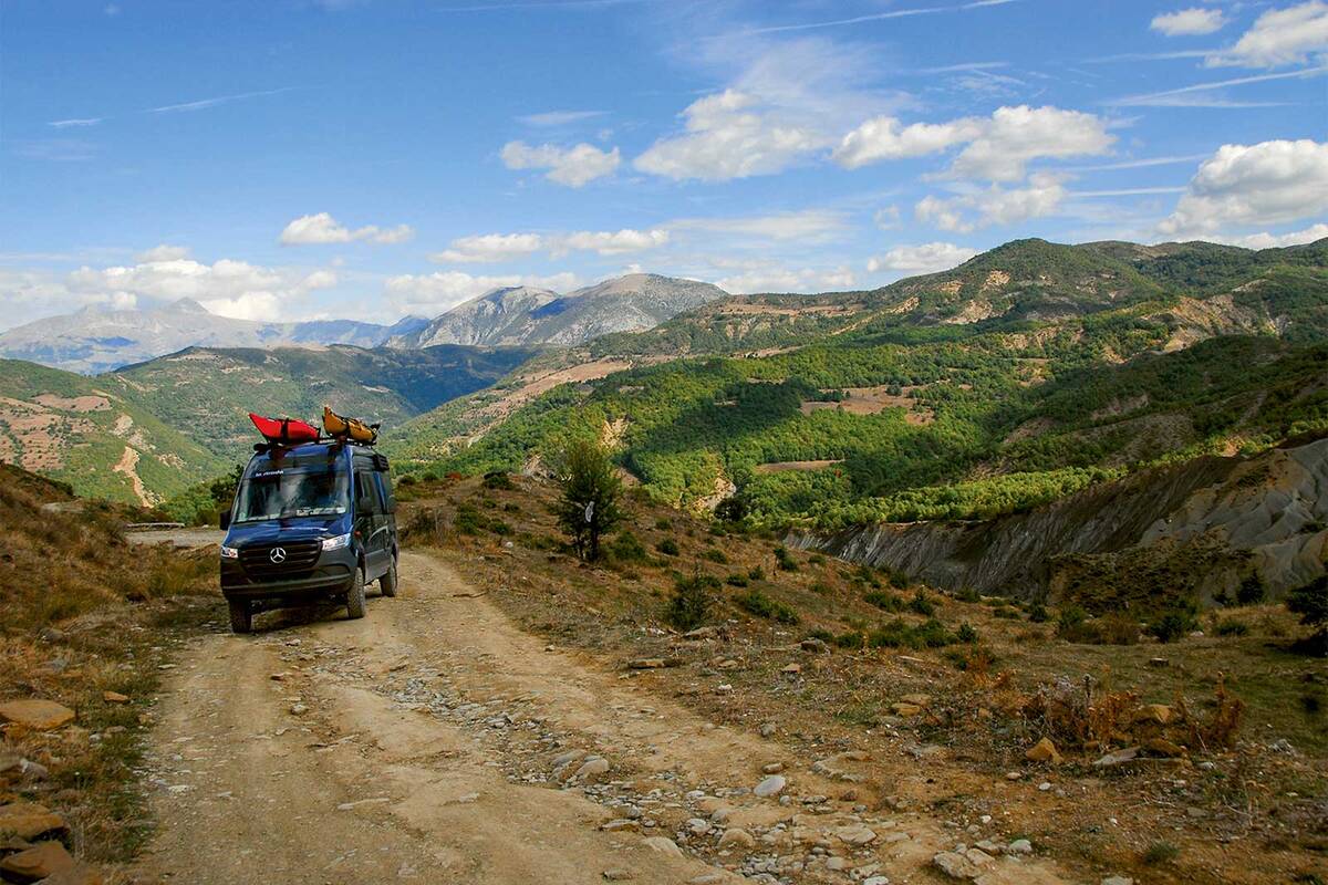 Des pistes de 4×4 poussiéreuses sur les hauts plateaux albanais : l’aventure commence vraiment ici.