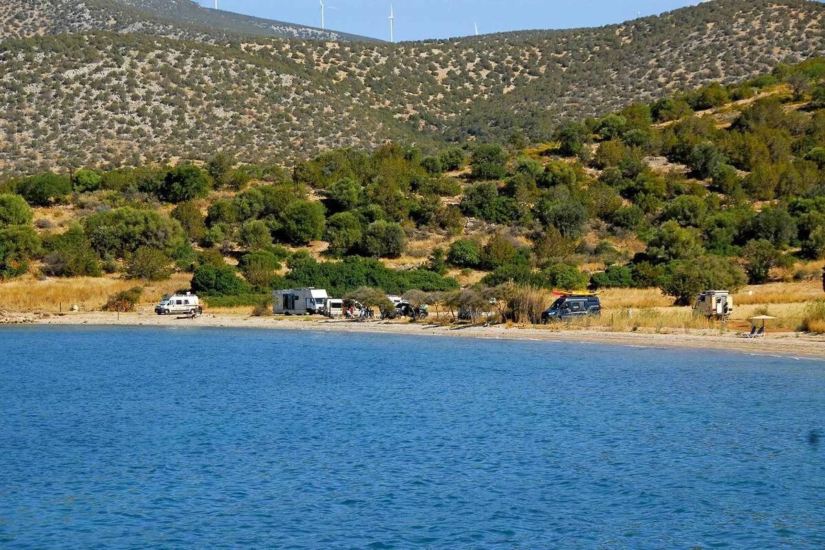 Sur la côte près de Kiláda, les baies se succèdent les unes après les autres, offrant des conditions idéales pour se poser un moment, faire du snorkeling et se détendre.