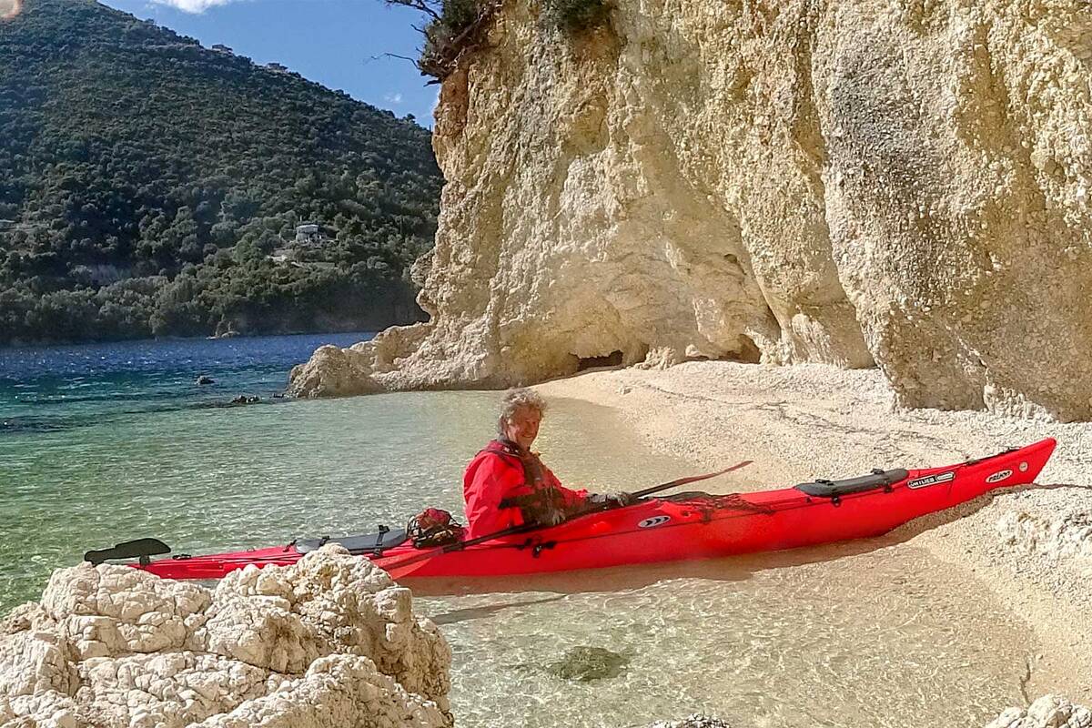 Une excursion en kayak autour de Leucade nous offre des vues inédites sur la côte.