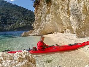 Une excursion en kayak autour de Leucade nous offre des vues inédites sur la côte.